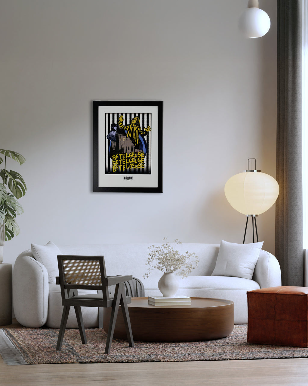 Plakat Beetlejuice w czarnej ramie na ścianie – stylowa aranżacja salonu, plakat filmowy retro