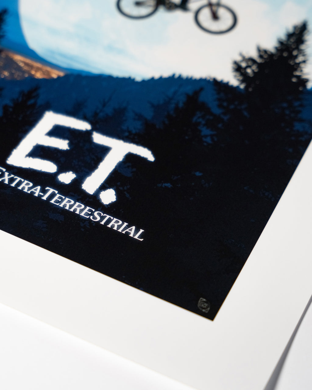Zbliżenie tytułu plakatu filmowego E.T. – The Extra-Terrestrial