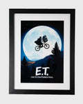 Plakat filmowy E.T. – The Extra-Terrestrial w czarnej ramie z białym passe-partout