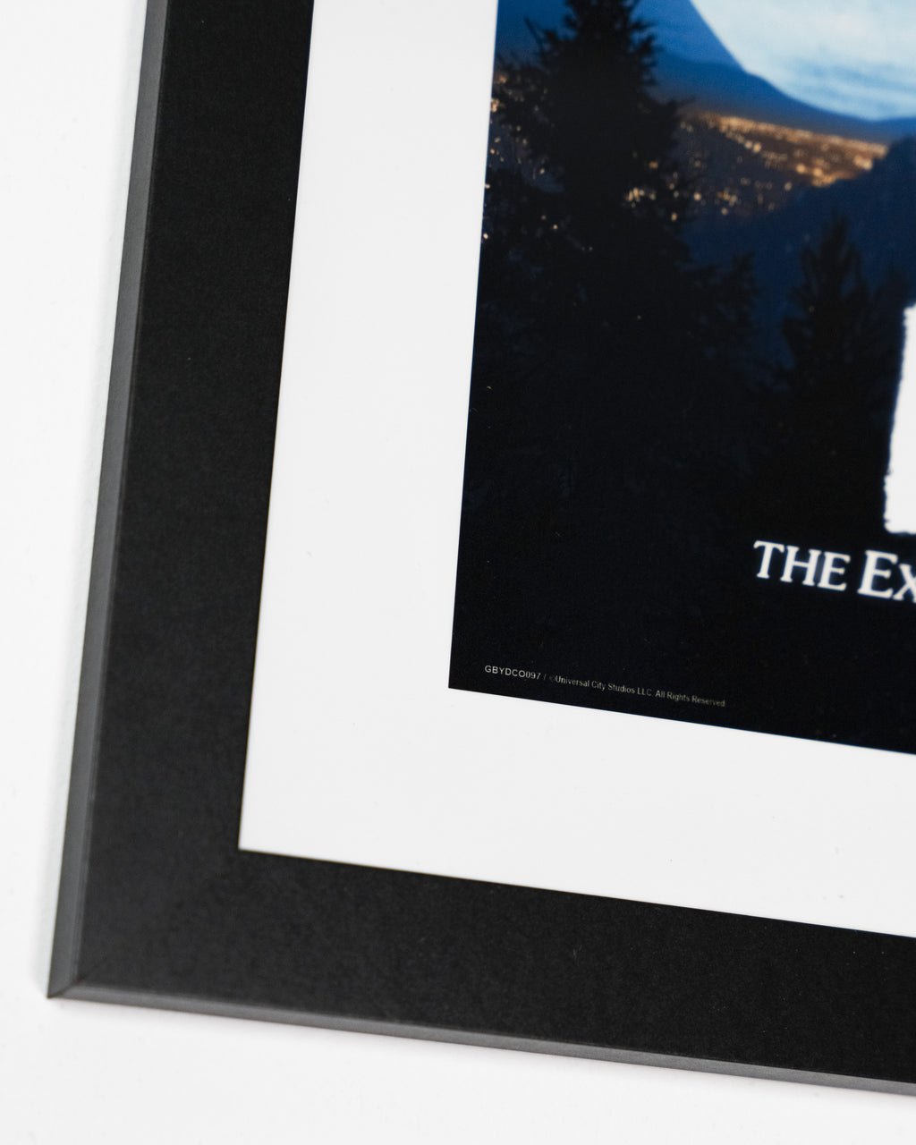 Detal narożnika czarnej ramy plakatu filmowego E.T. – The Extra-Terrestrial