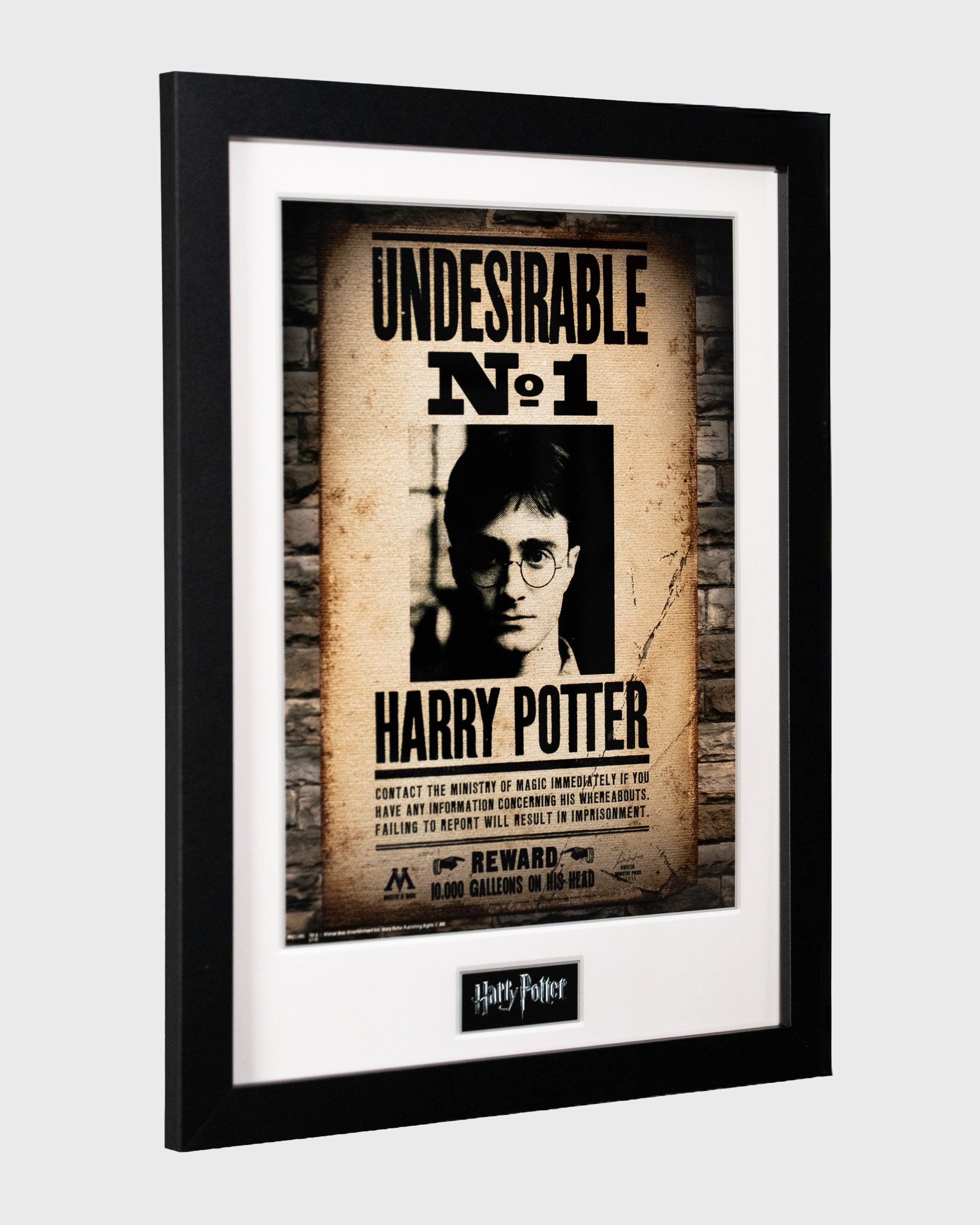 Plakat Harry Potter Undesirable No. 1 w czarnej ramie z passe-partout – widok pod kątem