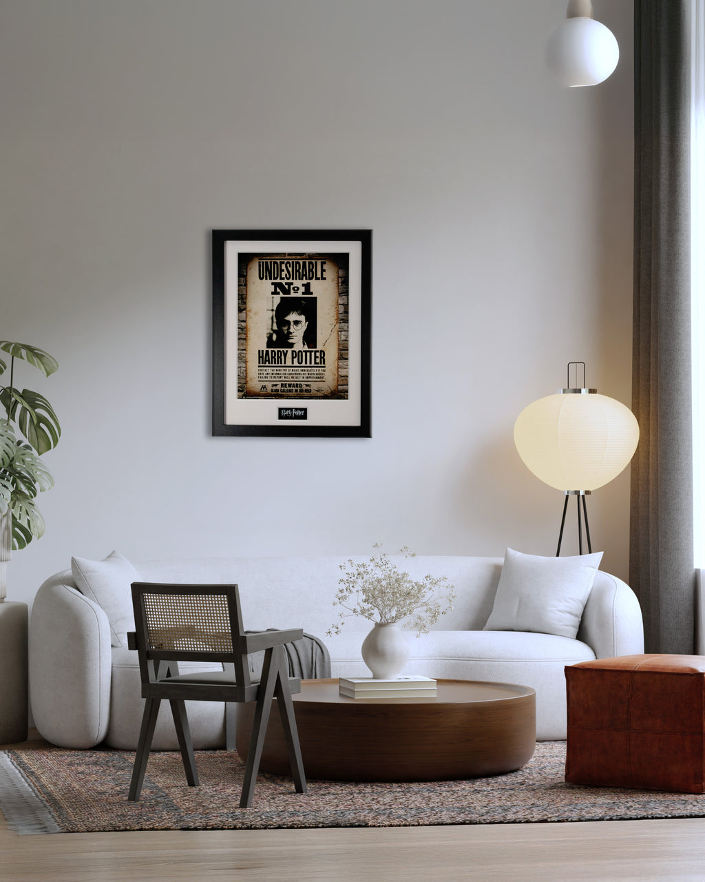 Plakat Harry Potter Undesirable No. 1 w czarnej ramie, zawieszony nad sofą w nowoczesnym salonie