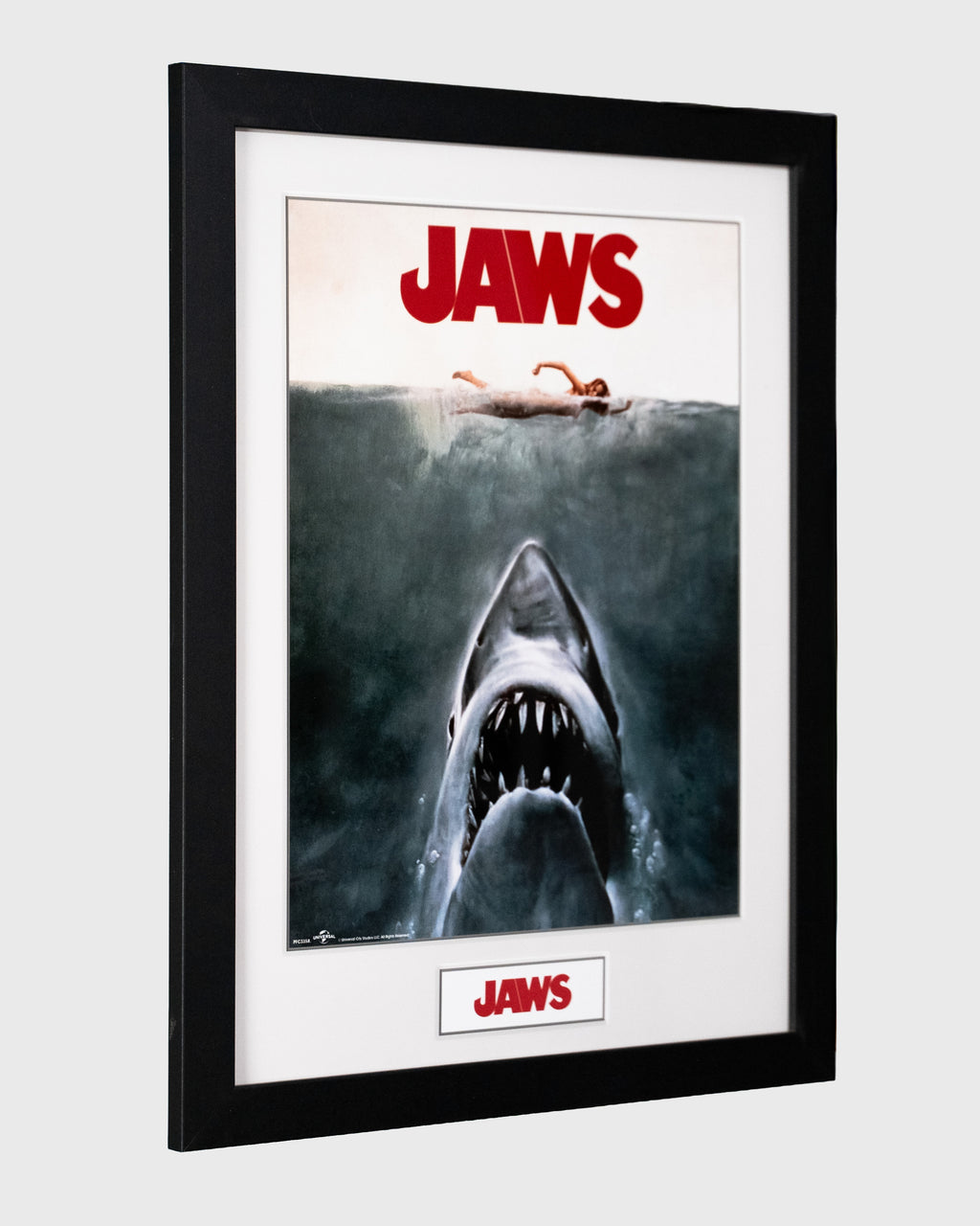 Plakat Jaws w czarnej ramie – ujęcie pod kątem z rekinem