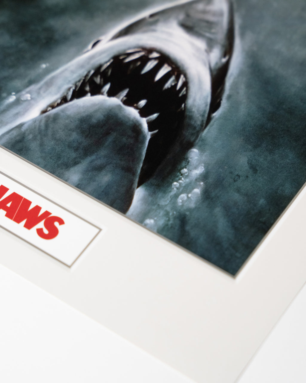 Zbliżenie grafiki rekina na plakacie Jaws