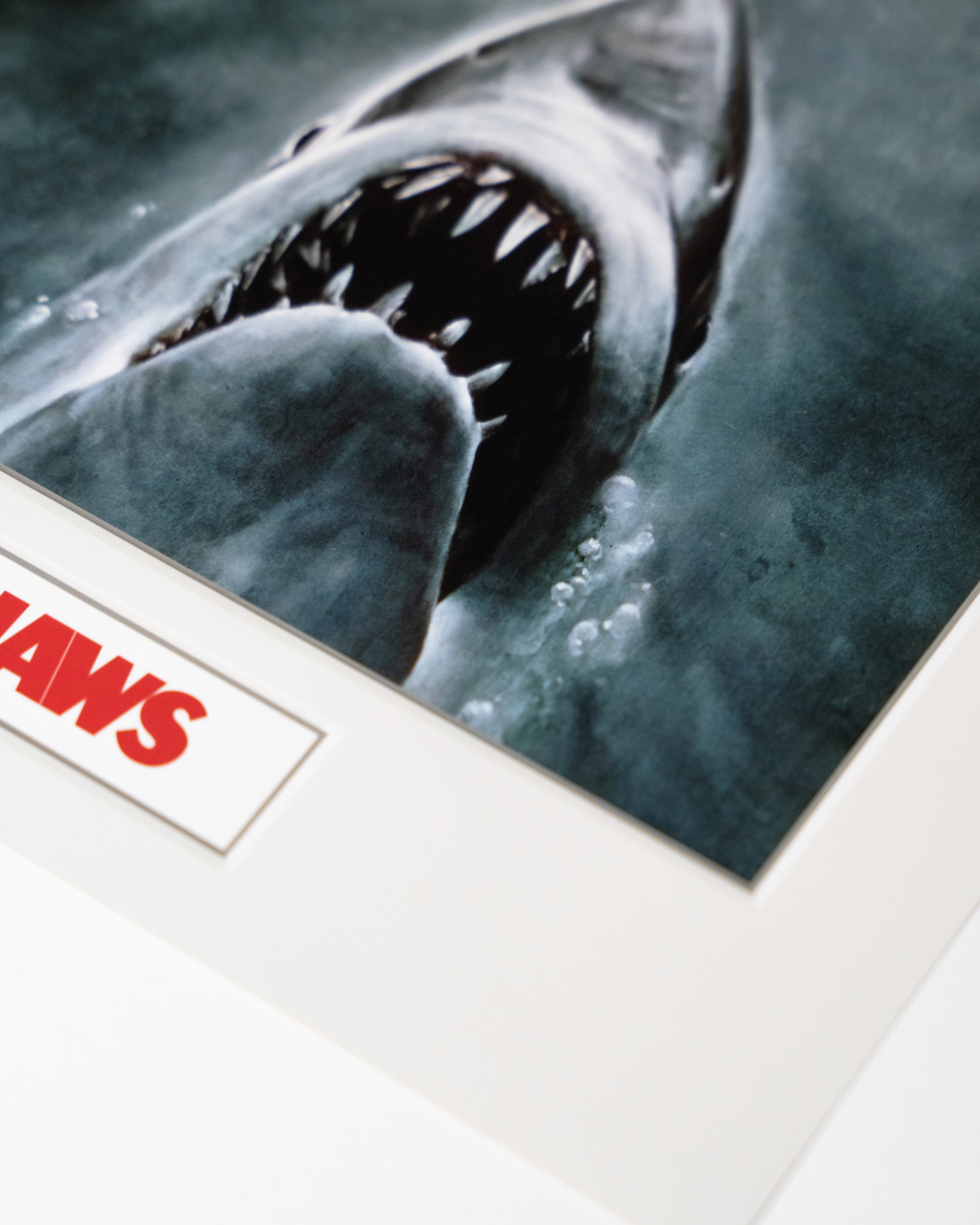 Zbliżenie grafiki rekina na plakacie Jaws