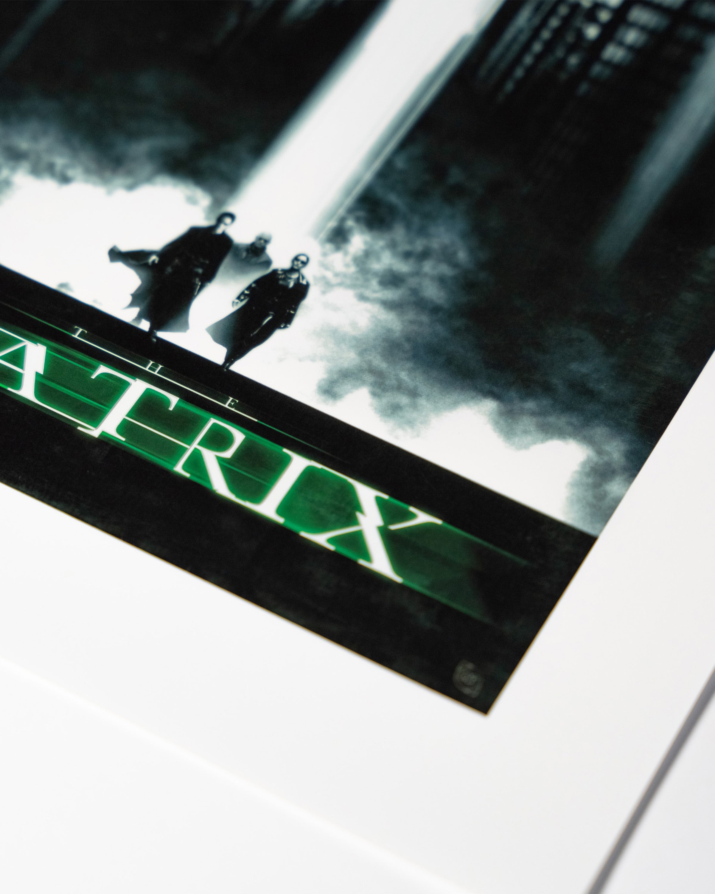 Detal plakatu Matrix – zbliżenie grafiki i logo filmu