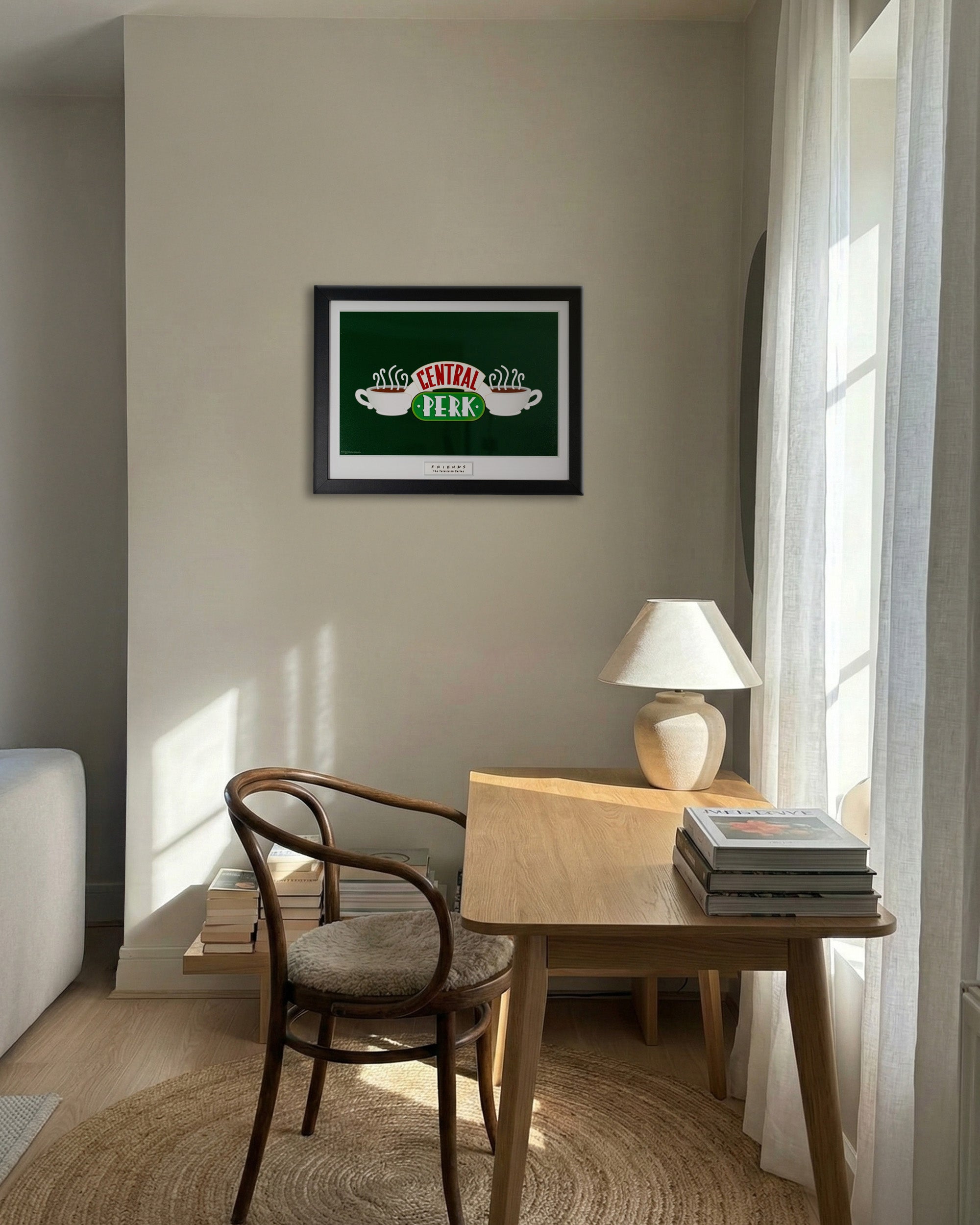 Plakat Central Perk z serialu Friends w czarnej ramie zawieszony w nowoczesnym salonie