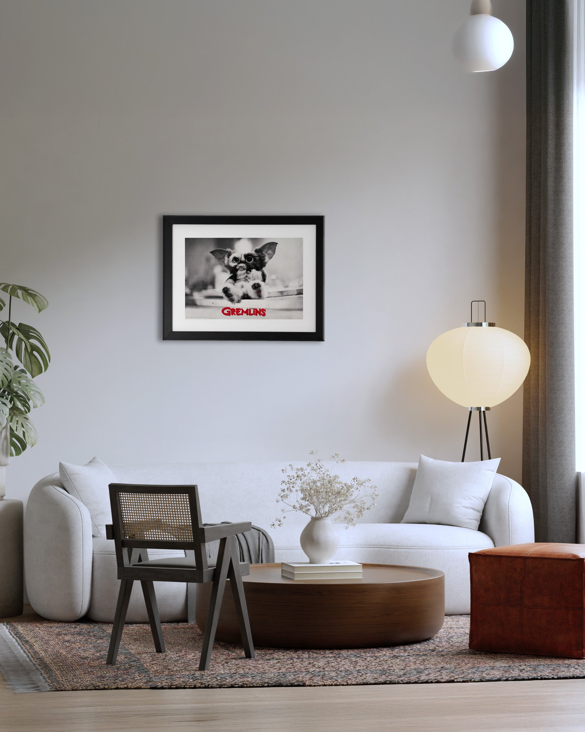 Plakat Gremlins w czarnej ramie zawieszony w nowoczesnym salonie – kultowy kadr z filmu Gremlins