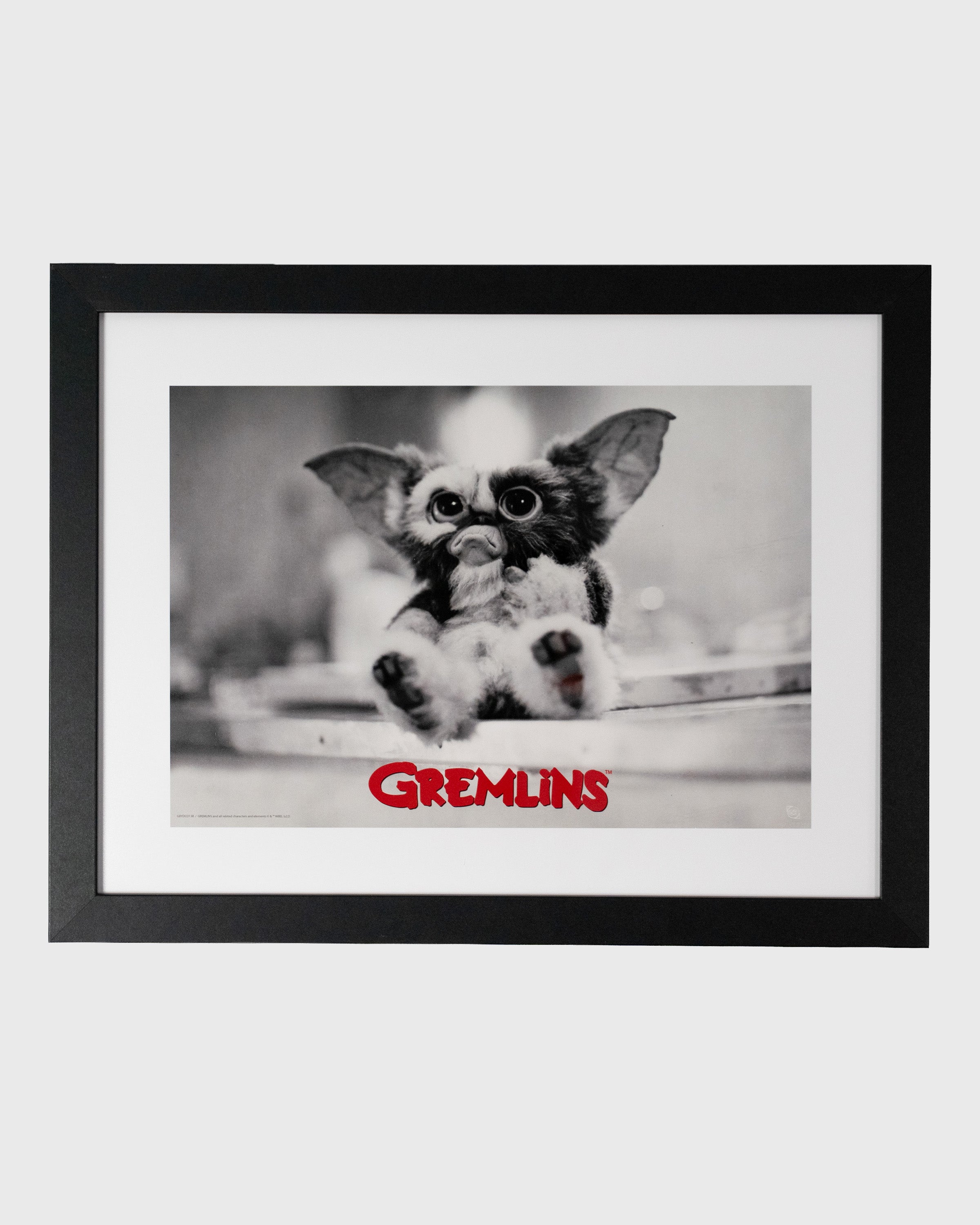 Plakat Gremlins z Gizmo w czarnej ramie – klasyczny filmowy plakat na ścianę