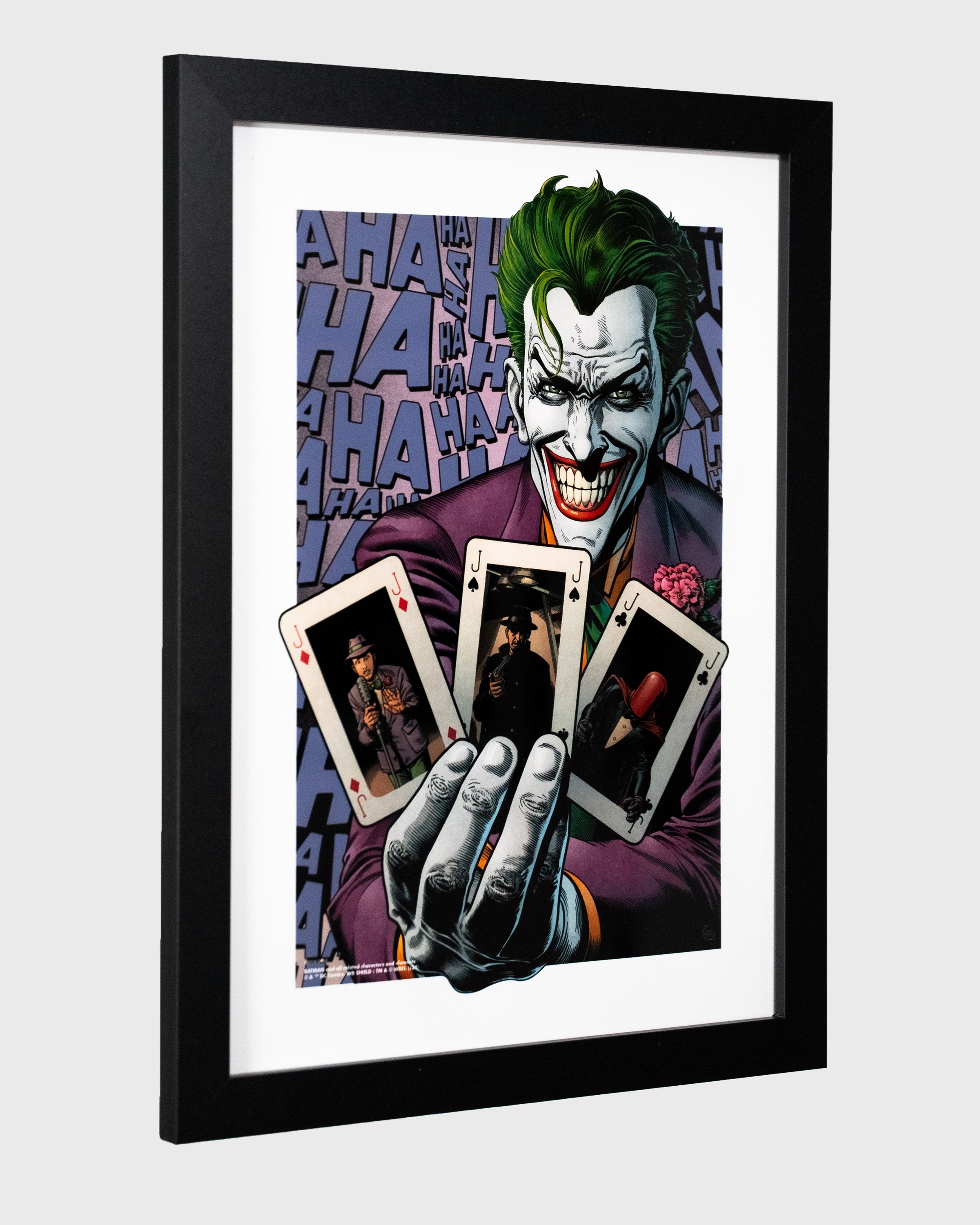 Plakat Joker w czarnej ramie z białym passe-partout, ilustracja komiksowa Joker z kartami do gry – widok boczny