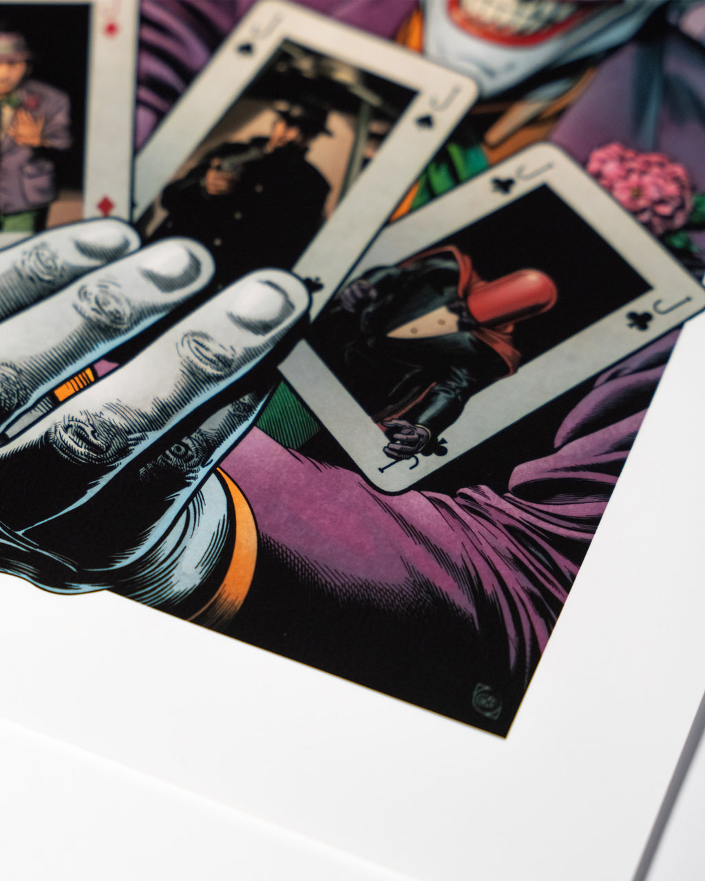 Plakat Joker z kartami do gry – detal ilustracji, zbliżenie dłoni Jokera trzymającej karty