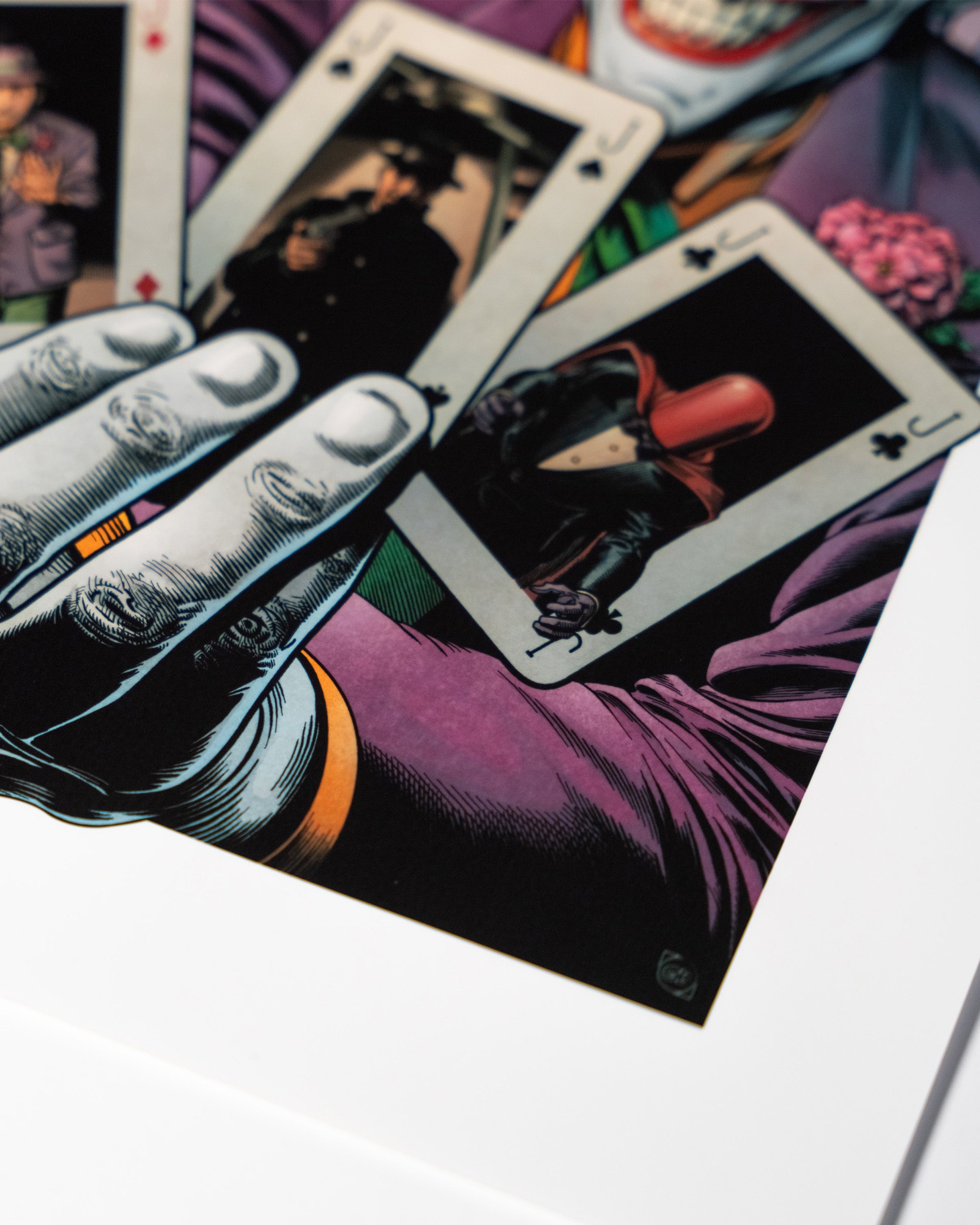 Plakat Joker z kartami do gry – detal ilustracji, zbliżenie dłoni Jokera trzymającej karty