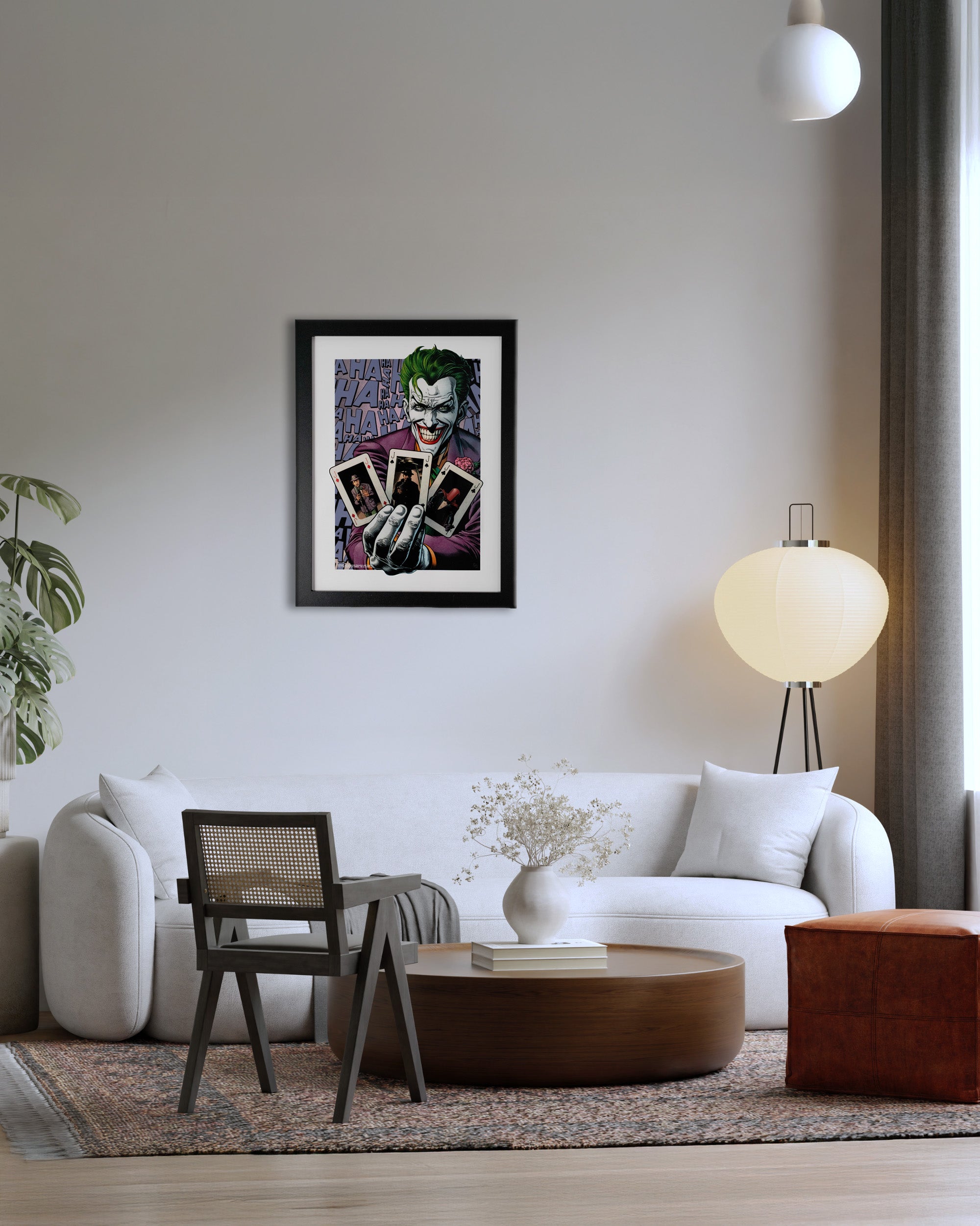 Plakat Joker z kartami do gry w nowoczesnym salonie – aranżacja wnętrza z obrazem na ścianie