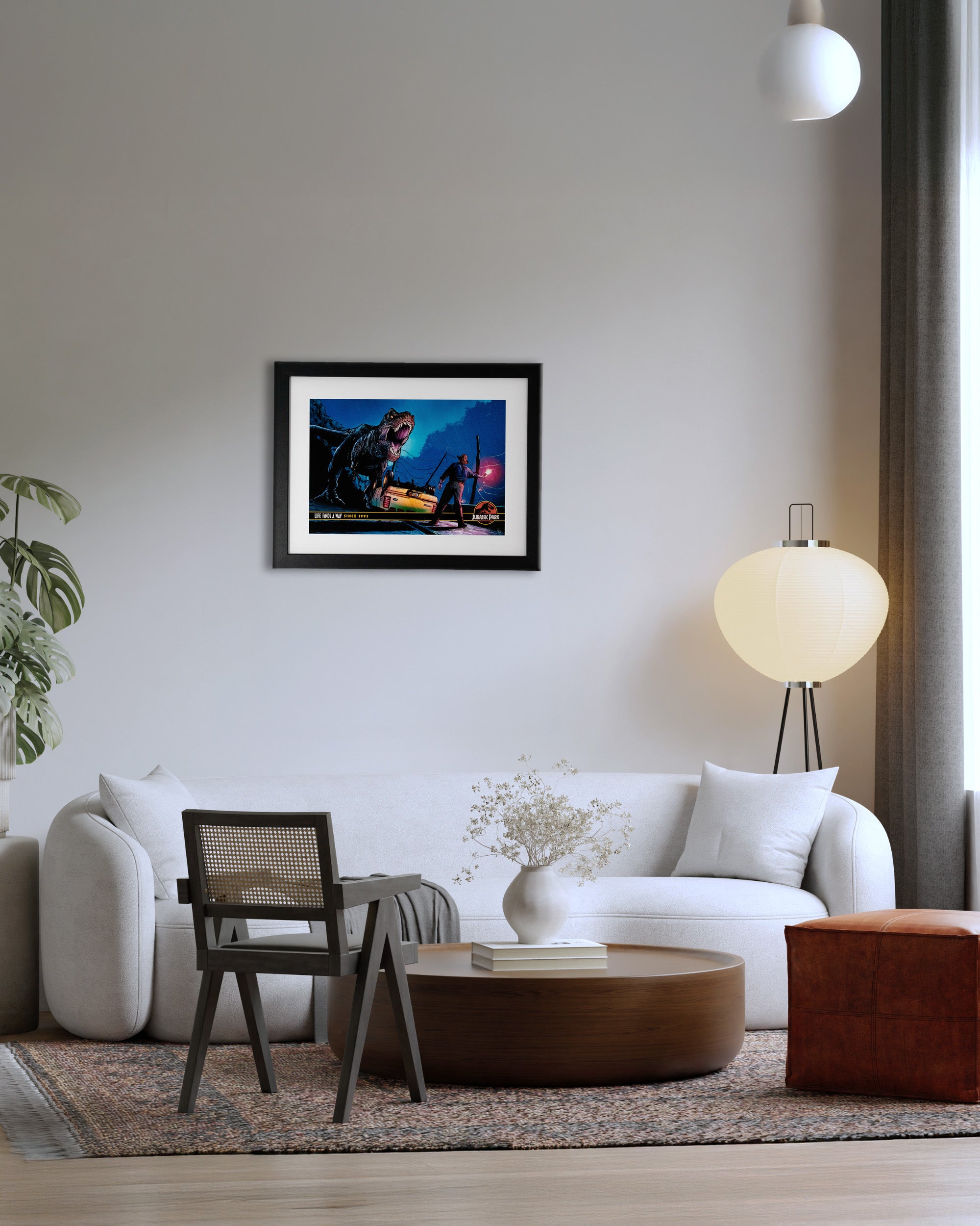 Plakat Jurassic Park w czarnej ramie na ścianie w nowoczesnym salonie