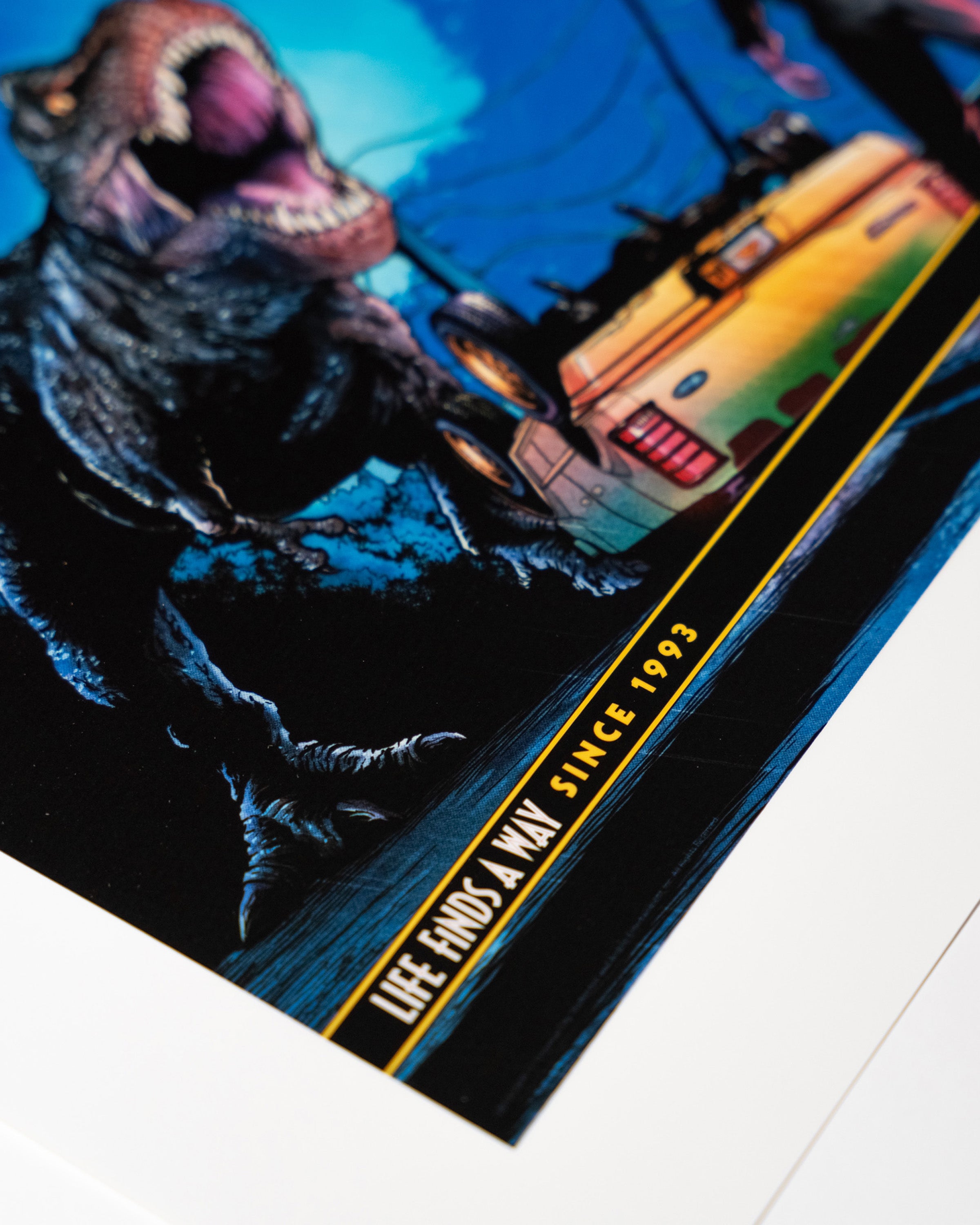Detal plakatu Jurassic Park – tyranozaur atakujący samochód, fragment grafiki
