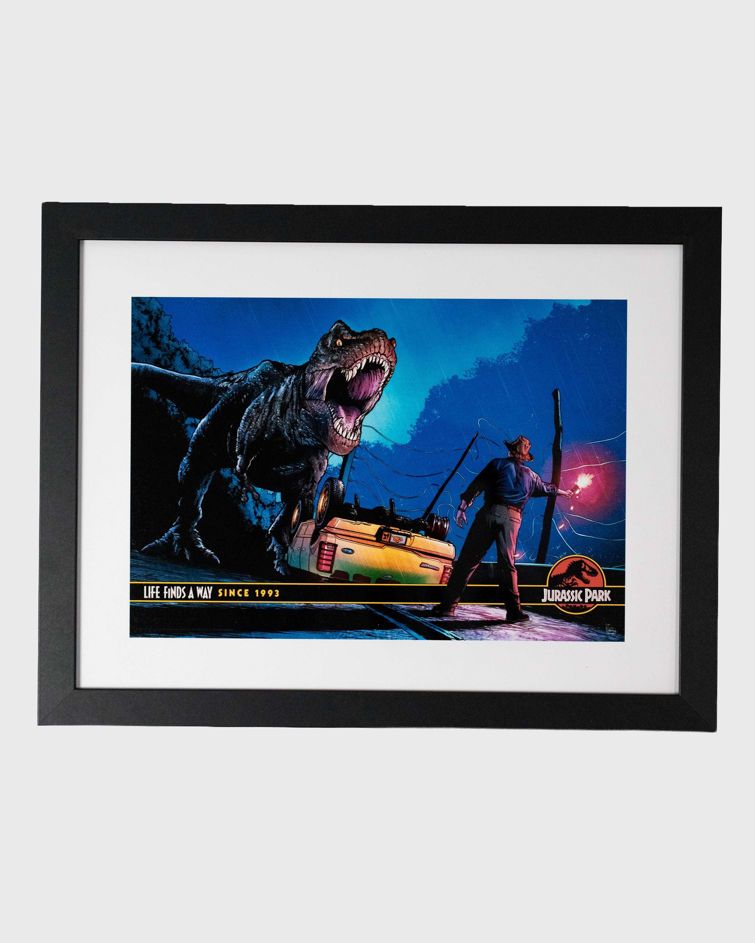 Plakat Jurassic Park z tyranozaurem w czarnej ramie na jasnym tle