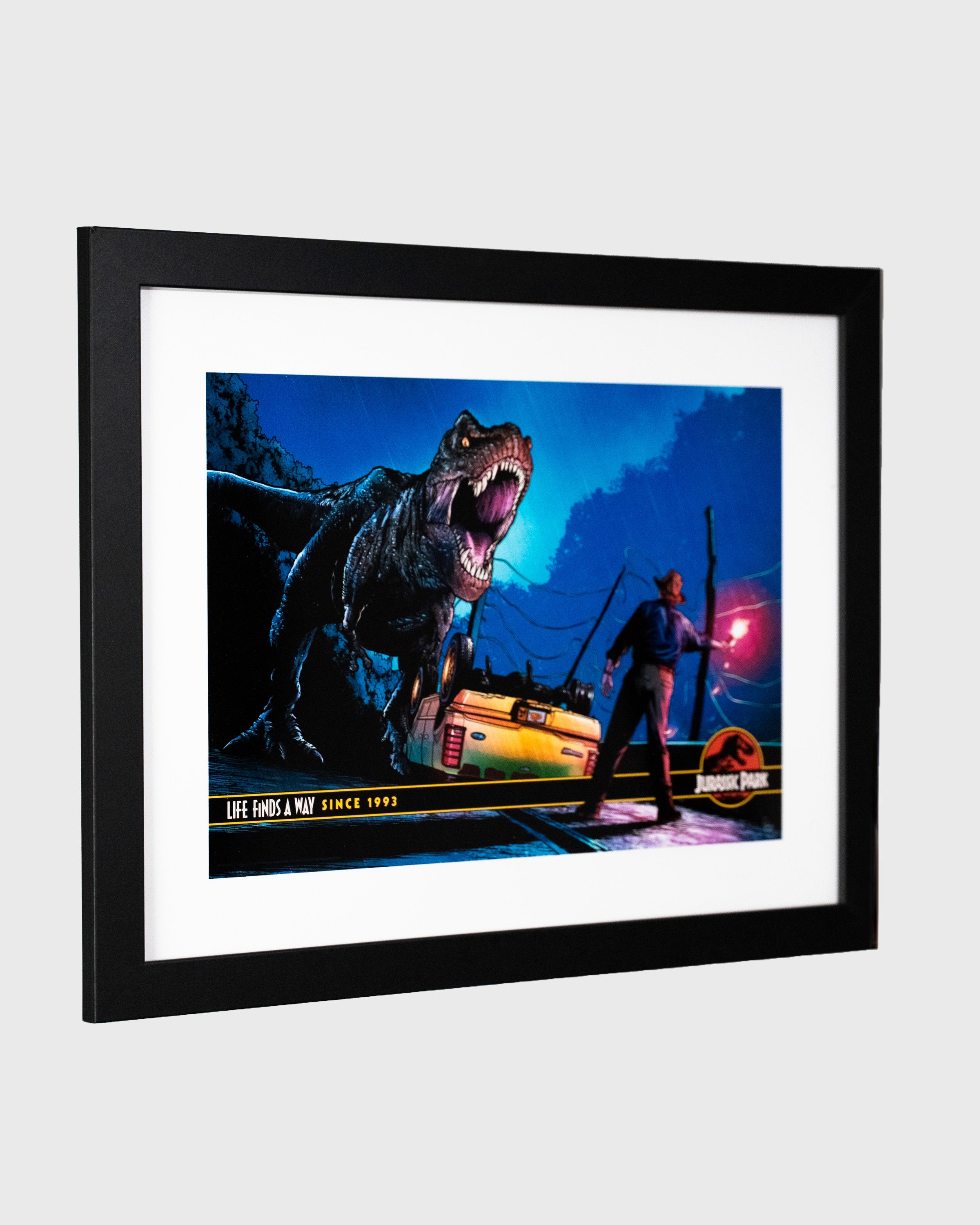 Plakat Jurassic Park z tyranozaurem – widok pod kątem w czarnej ramie