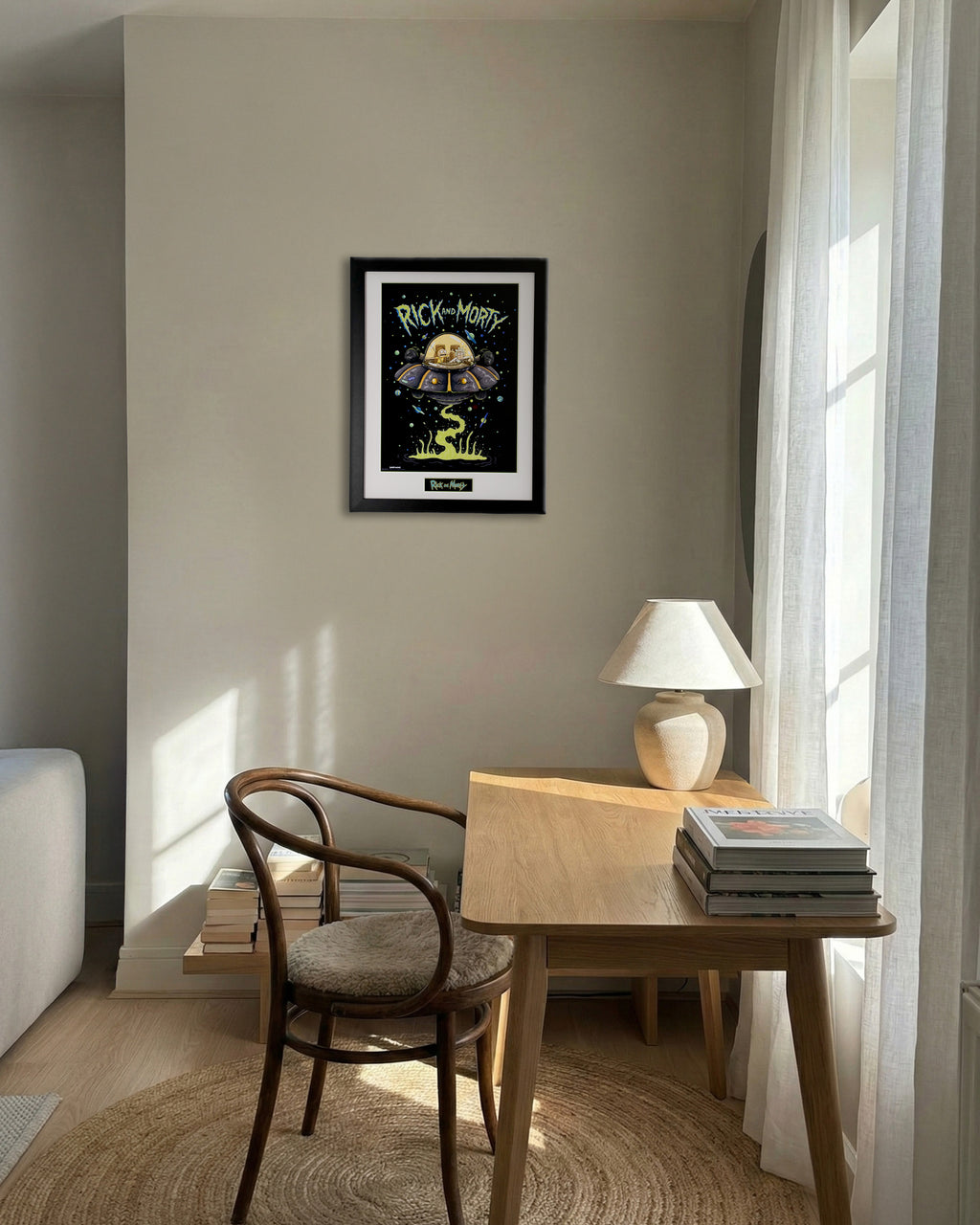plakat Rick and Morty w jasnym wnętrzu aranżacja biura domowego