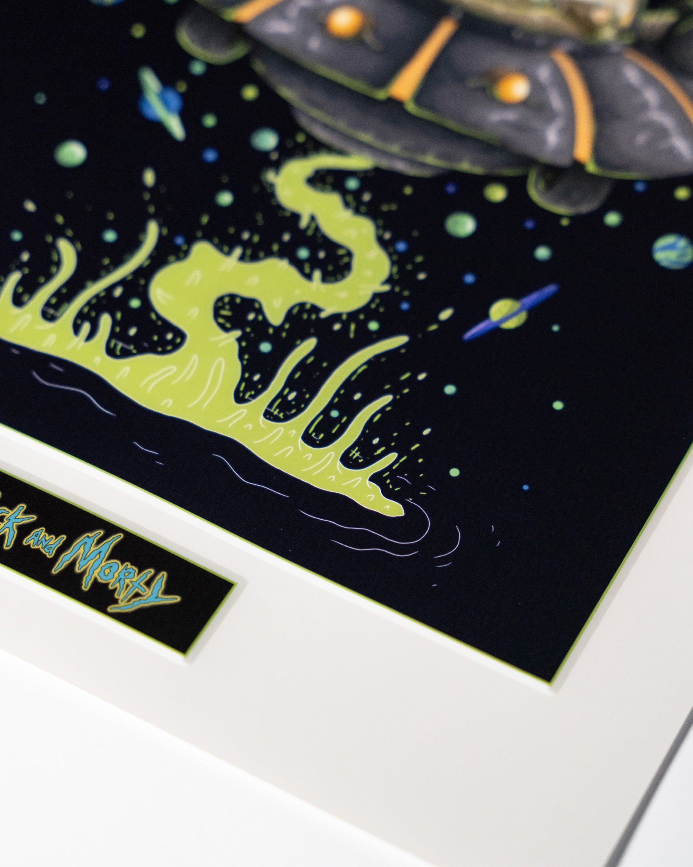 detal plakatu Rick and Morty zielona portalowa substancja grafika sci fi