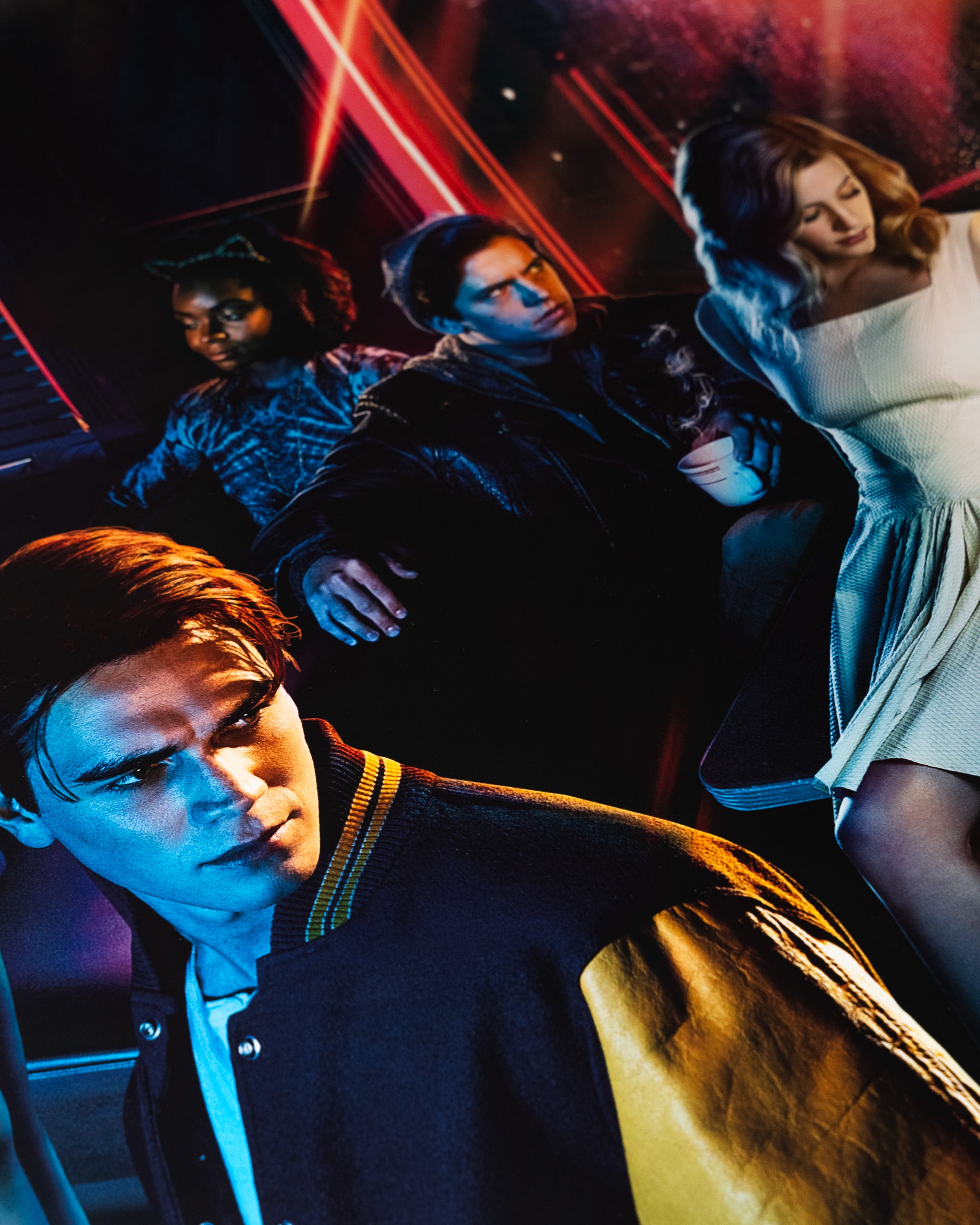 Riverdale (2017) – "W blasku neonów" | Plakat Filmowy 90x60 cm