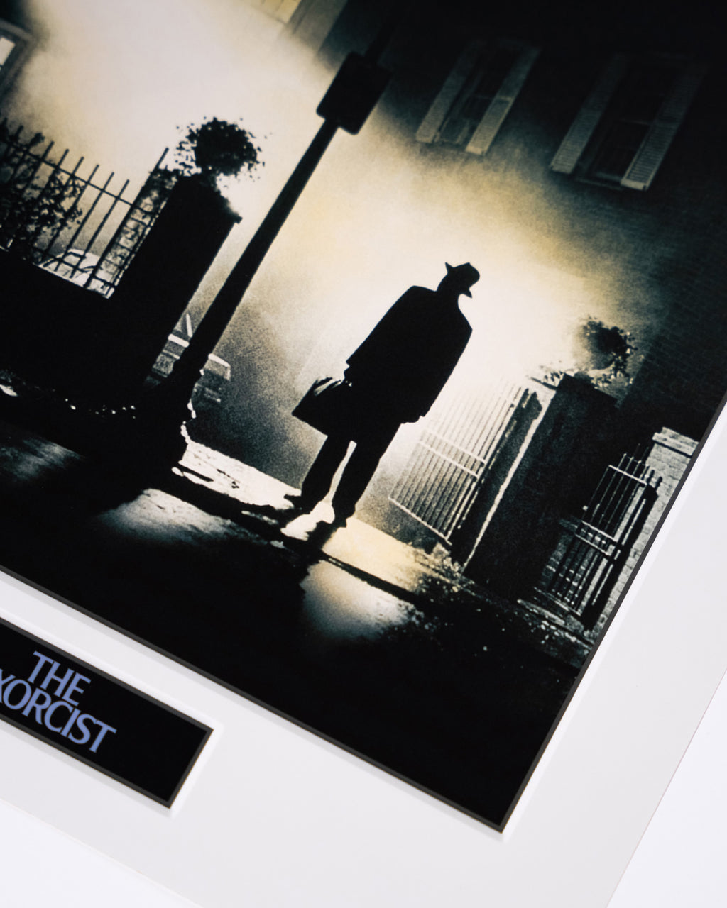 Detal plakatu The Exorcist – postać księdza w nocnej scenerii