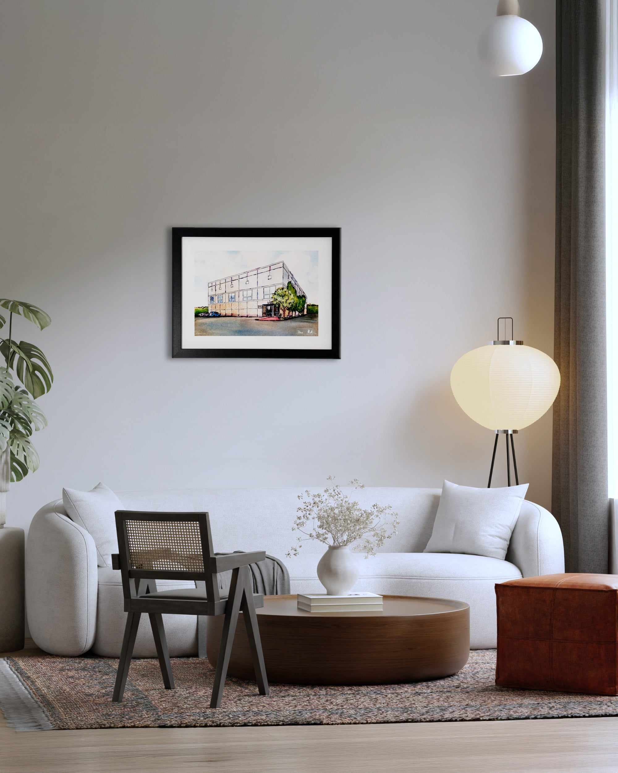 plakat The Office z budynkiem Dunder Mifflin w nowoczesnym salonie – aranżacja wnętrza, krzesło, lampa, nowoczesny stolik na środku